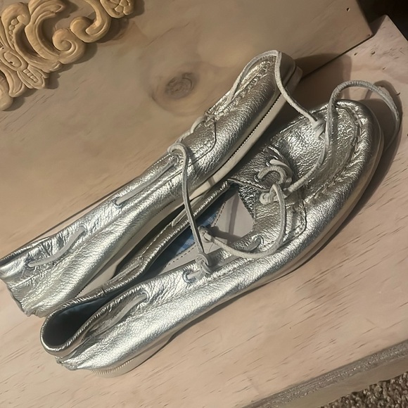 Silver sperrys - Picture 1 of 4
